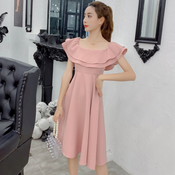 Jauna modeļa sieviešu kleitas piegriezuma modelis ar laivveida kakla izgriezumu