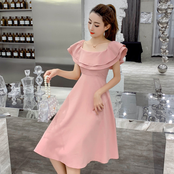 Jauna modeļa sieviešu kleitas piegriezuma modelis ar laivveida kakla izgriezumu