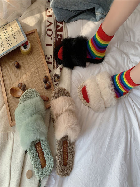 Női papucs pehely és lapos talppal