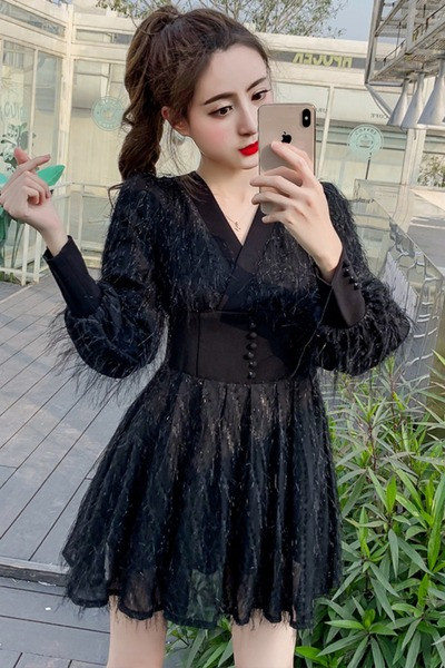 Retro stiliaus moteriška suknelė su kutais ir ilgomis rankovėmis