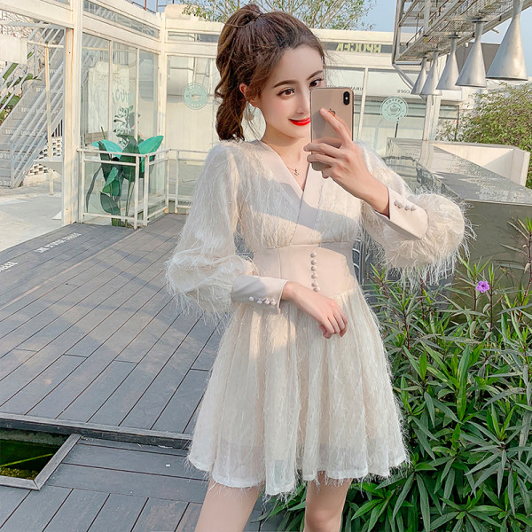 Retro stiliaus moteriška suknelė su kutais ir ilgomis rankovėmis