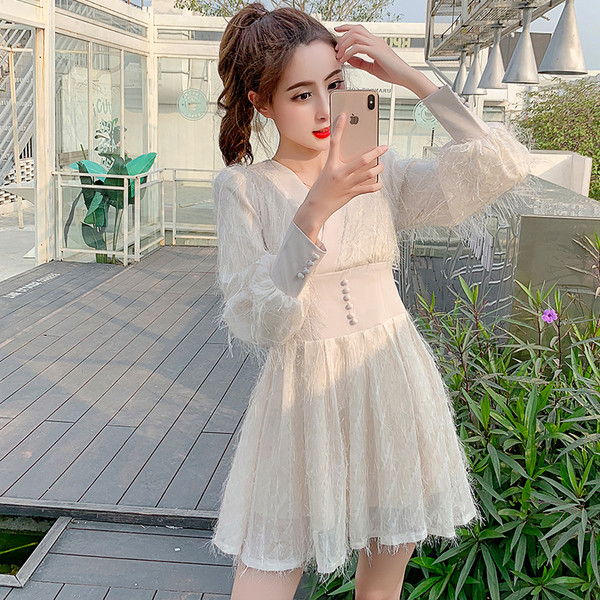 Retro stiliaus moteriška suknelė su kutais ir ilgomis rankovėmis