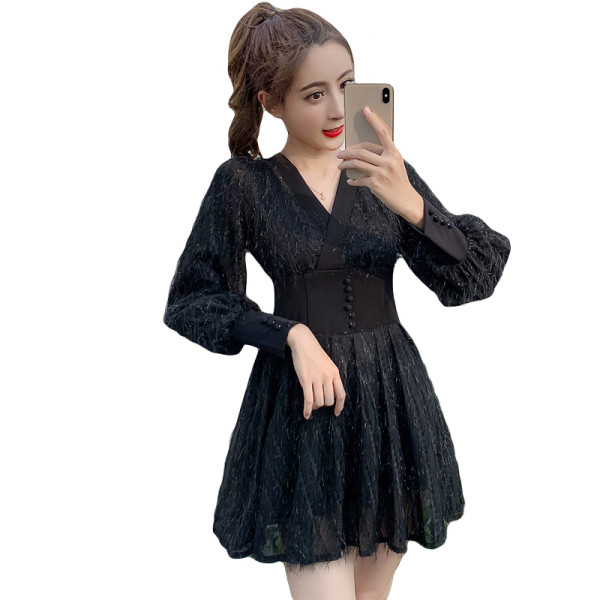 Retro stiliaus moteriška suknelė su kutais ir ilgomis rankovėmis