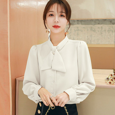 Stilīgs sieviešu pavasara krekls ar pogām un garām piedurknēm