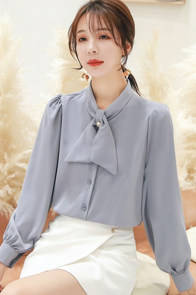 Stilīgs sieviešu pavasara krekls ar pogām un garām piedurknēm