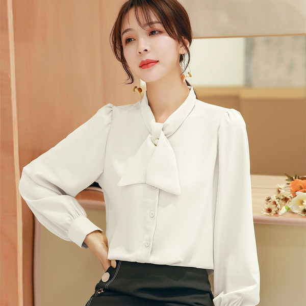 Stilīgs sieviešu pavasara krekls ar pogām un garām piedurknēm