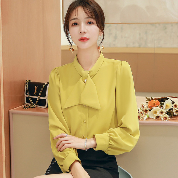 Stilīgs sieviešu pavasara krekls ar pogām un garām piedurknēm