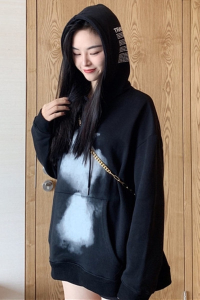 Széles női pulóver kapucnival és zsebbel