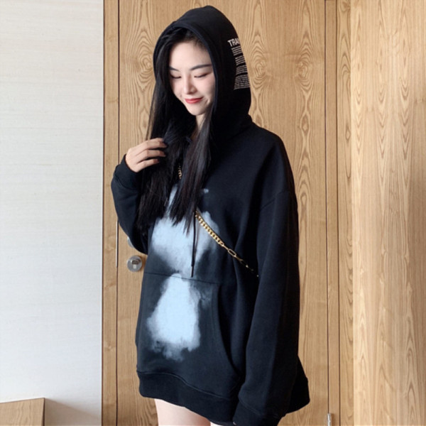 Széles női pulóver kapucnival és zsebbel