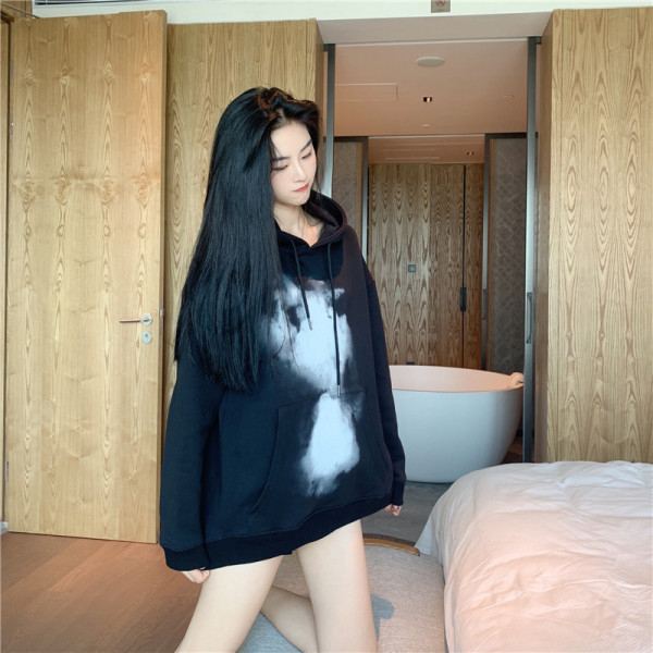 Széles női pulóver kapucnival és zsebbel