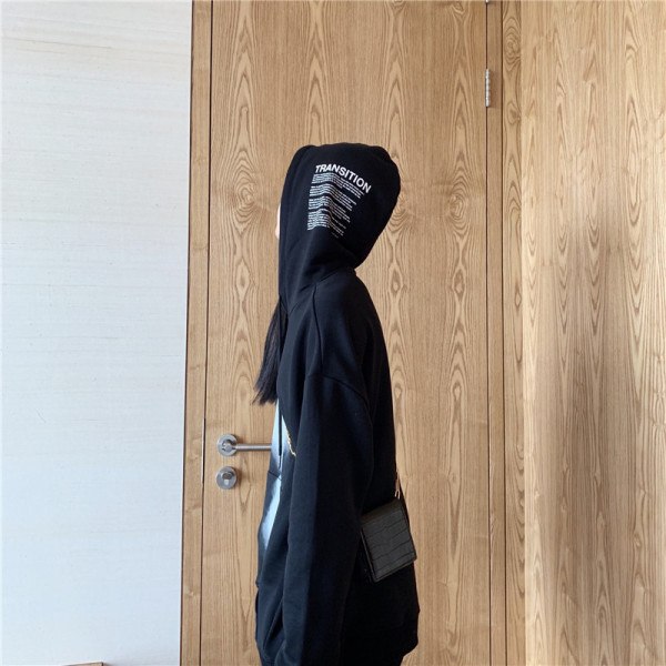 Széles női pulóver kapucnival és zsebbel