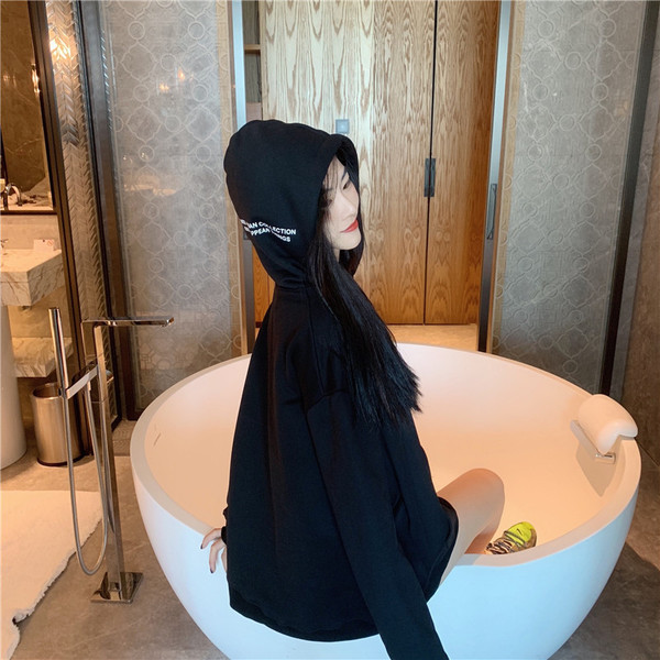 Széles női pulóver kapucnival és zsebbel