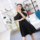 Modern női ruha modell, csupasz váll