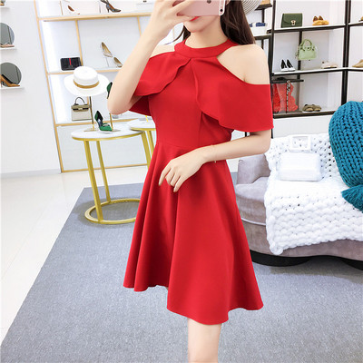 Modern női ruha modell, csupasz váll