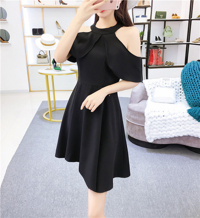 Modern női ruha modell, csupasz váll