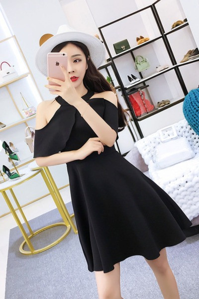 Modern női ruha modell, csupasz váll