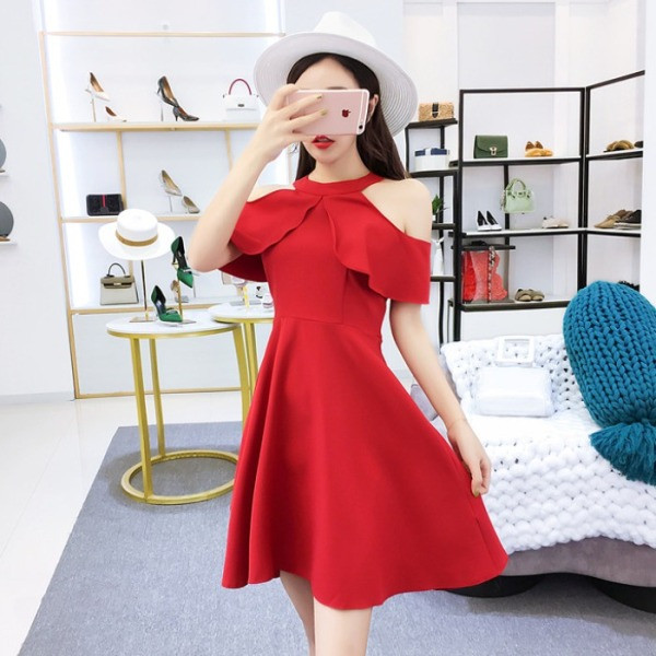 Modern női ruha modell, csupasz váll