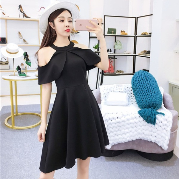 Modern női ruha modell, csupasz váll