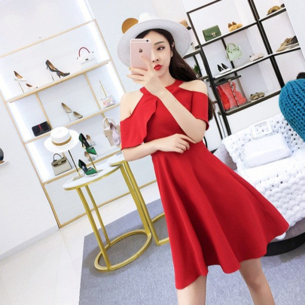 Modern női ruha modell, csupasz váll