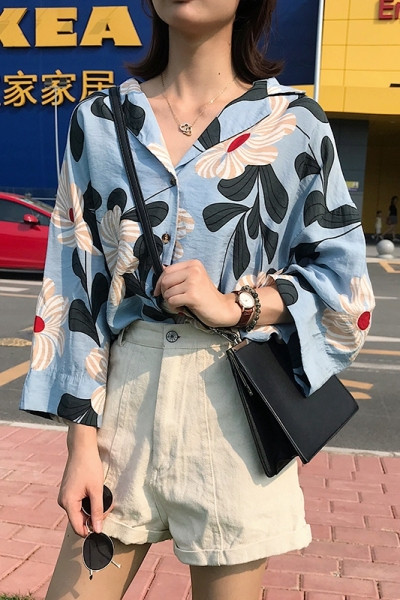 Lai naiste särk spitsikaelusega ja lillelise trükiga