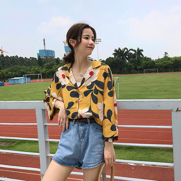 Lai naiste särk spitsikaelusega ja lillelise trükiga