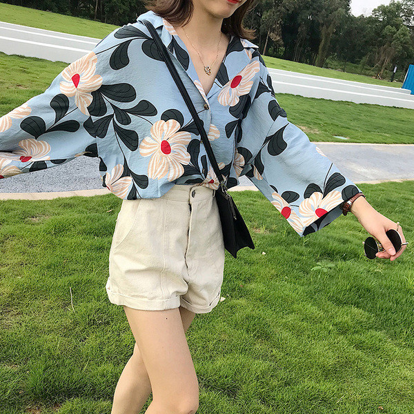 Lai naiste särk spitsikaelusega ja lillelise trükiga