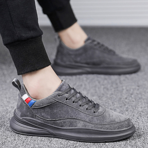 Ikdienas zamšādas kedas ar plakanu zoli