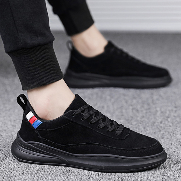 Ikdienas zamšādas kedas ar plakanu zoli