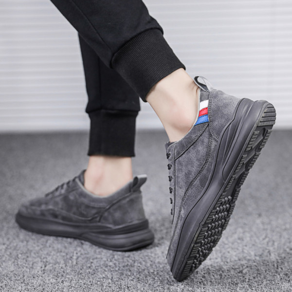 Ikdienas zamšādas kedas ar plakanu zoli