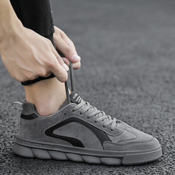 paprasti zomšiniai sportbačiai lygiais padais ir raišteliais