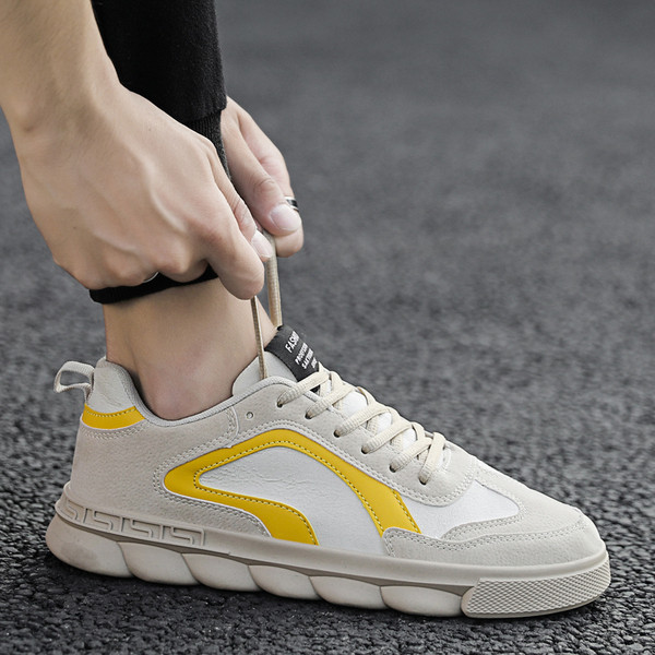 paprasti zomšiniai sportbačiai lygiais padais ir raišteliais