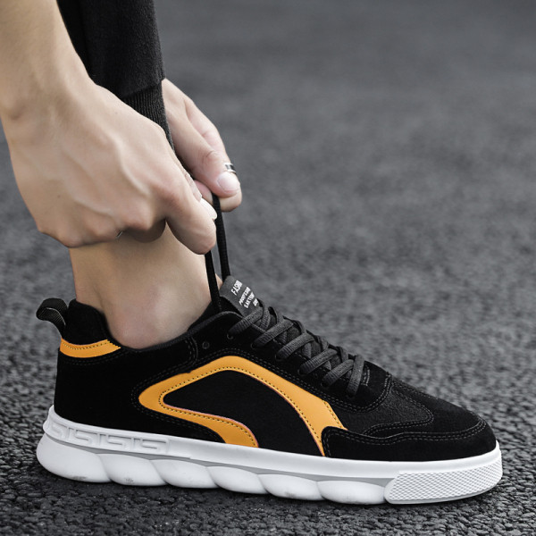 paprasti zomšiniai sportbačiai lygiais padais ir raišteliais