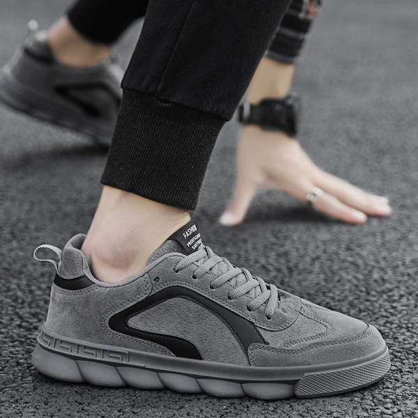 paprasti zomšiniai sportbačiai lygiais padais ir raišteliais