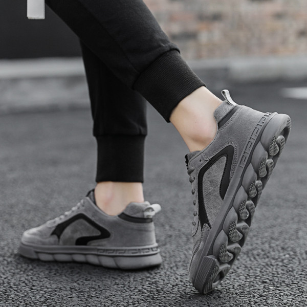 paprasti zomšiniai sportbačiai lygiais padais ir raišteliais