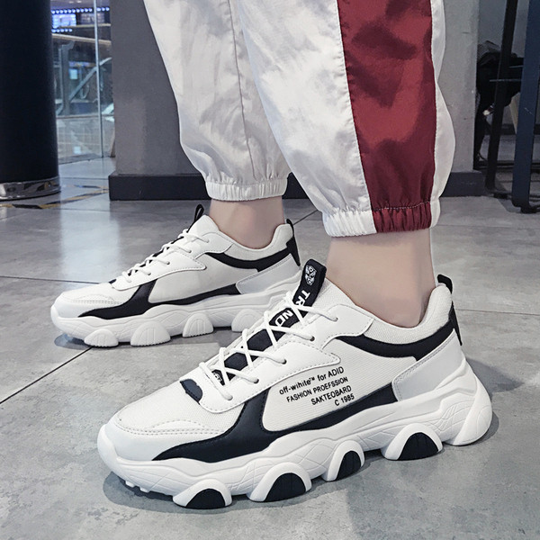 Naujo modelio spyruokliniai sportbačiai iš eko odos su užrašais