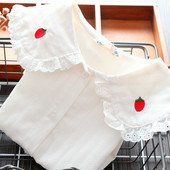 Modern gyereking ovális nyakkivágással és eper hímzéssel