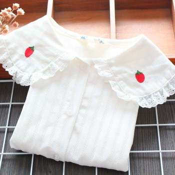 Модерна детска риза с овално деколте и бродерия ягода