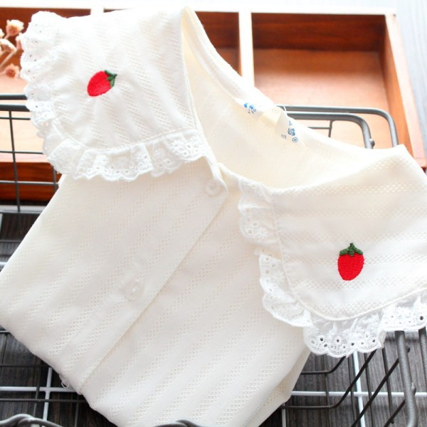 Modern gyereking ovális nyakkivágással és eper hímzéssel