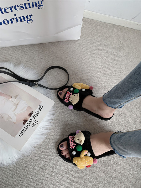 Papuci de pluș de damă cu elemente 3D și talpă plată