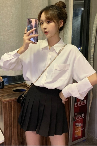 Bijela ženska košulja s klasičnim ovratnikom, džepom i izrezanim rukavima