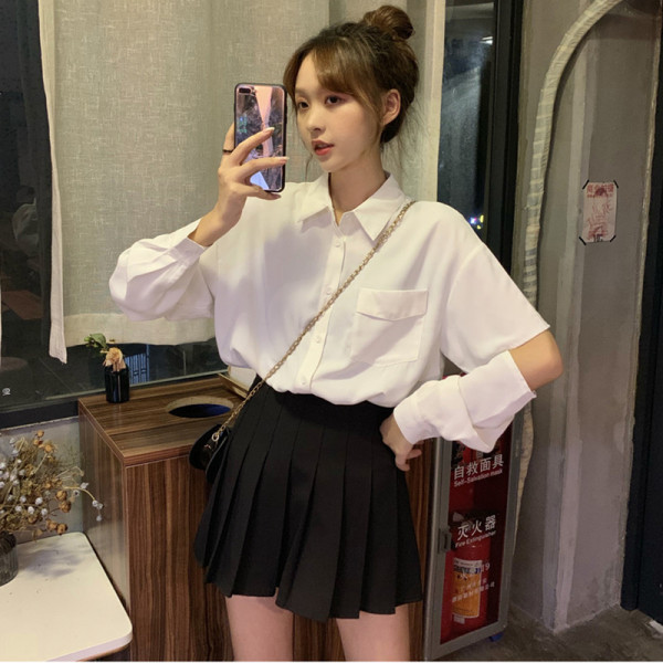 Bijela ženska košulja s klasičnim ovratnikom, džepom i izrezanim rukavima