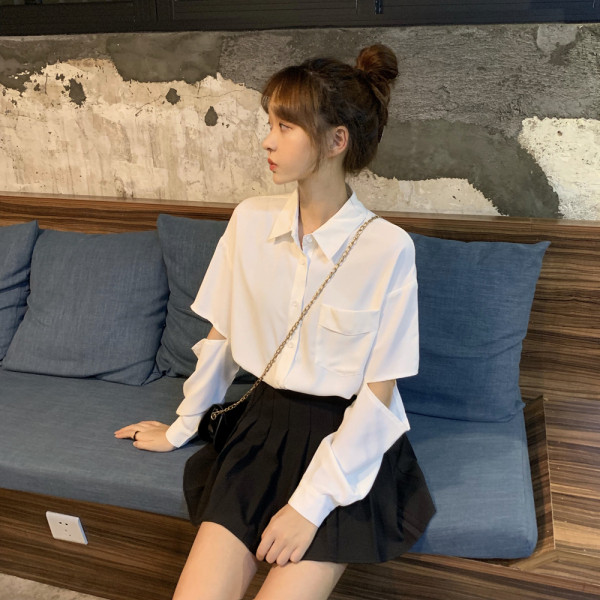 Bijela ženska košulja s klasičnim ovratnikom, džepom i izrezanim rukavima