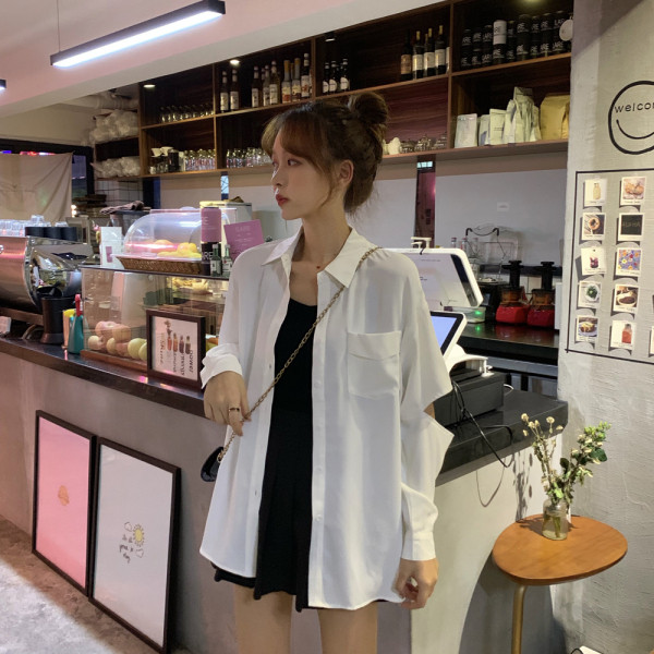 Bijela ženska košulja s klasičnim ovratnikom, džepom i izrezanim rukavima