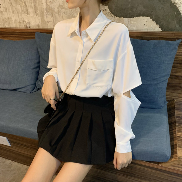 Bijela ženska košulja s klasičnim ovratnikom, džepom i izrezanim rukavima