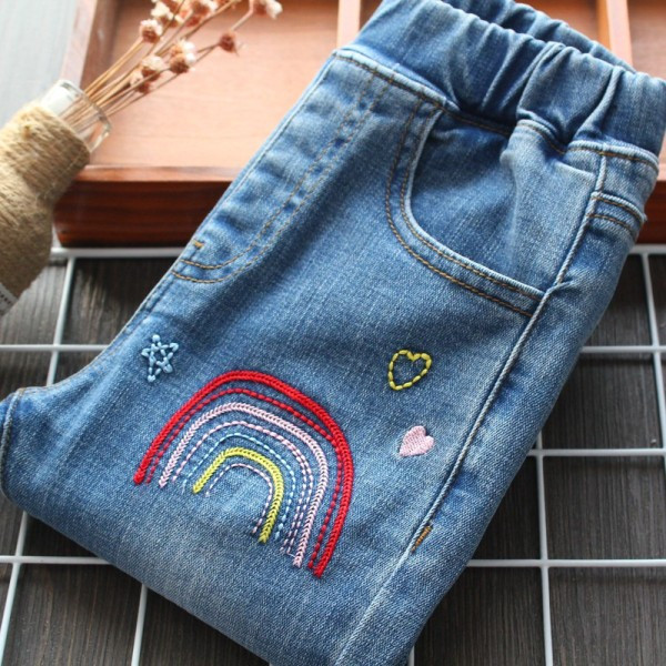 Naujas ilgų vaikiškų džinsų modelis su siuvinėjimais mergaitėms