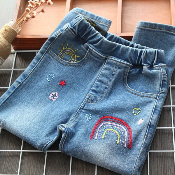 Naujas ilgų vaikiškų džinsų modelis su siuvinėjimais mergaitėms
