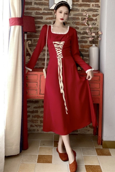 Retro suknelė su kaklaraiščiais ir kvadratine iškirpte – vidutinio ilgio