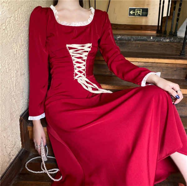 Retro suknelė su kaklaraiščiais ir kvadratine iškirpte – vidutinio ilgio