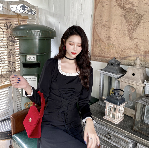 Retro suknelė su kaklaraiščiais ir kvadratine iškirpte – vidutinio ilgio