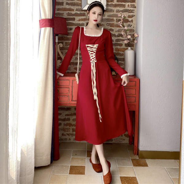 Retro suknelė su kaklaraiščiais ir kvadratine iškirpte – vidutinio ilgio